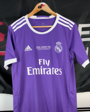 Load image into Gallery viewer, Real Madrid Away 16/17 Retro