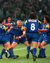 Load image into Gallery viewer, Juventus Away 95/96 Retro